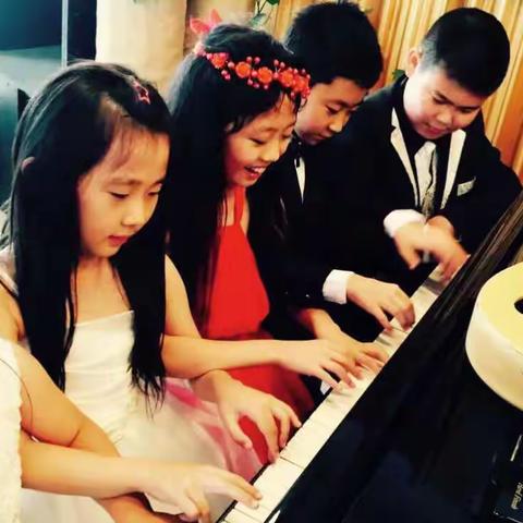 东胜区蓝天幼儿园钢琴兴趣班、“金话筒”声乐培训班开课了