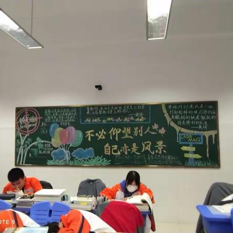 尺方板报展风采，文化育人细无声