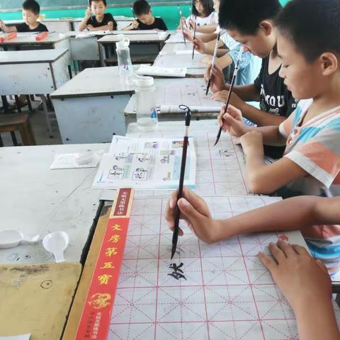 鄢陵县陶城春蕾实验小学书法班--书法是中华民族文化的瑰宝，感悟书法，感悟人生，与书结缘，以墨为友，其乐无穷。