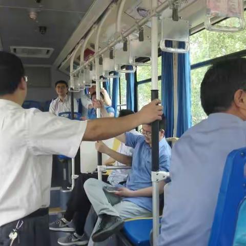 6月3日在市检察院机关党委书记李志强带领下，数名干警前往挂钩帮扶村围绕三夏服务开展走访慰问活动