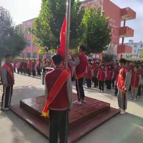 生在红旗下，长在春风里🇨🇳                                      爪营初中一周工作简报