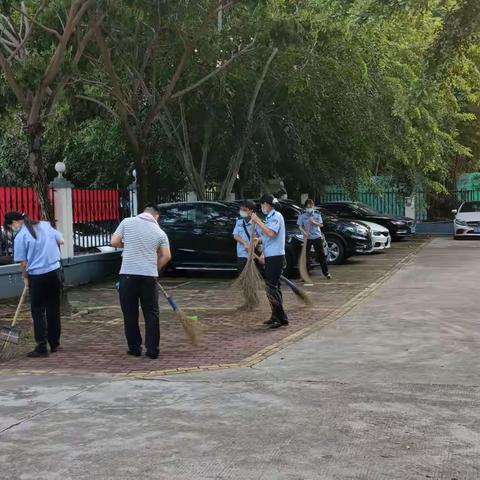 美化凤凰环境      共享碧海蓝天   ——凤凰派出所党支部组织开展迎接国庆“搬家式”环境卫生大扫除活动