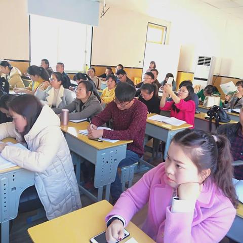 兴义市新屯中学李连飞老师到仓更镇中学进行班主任管理经验分享