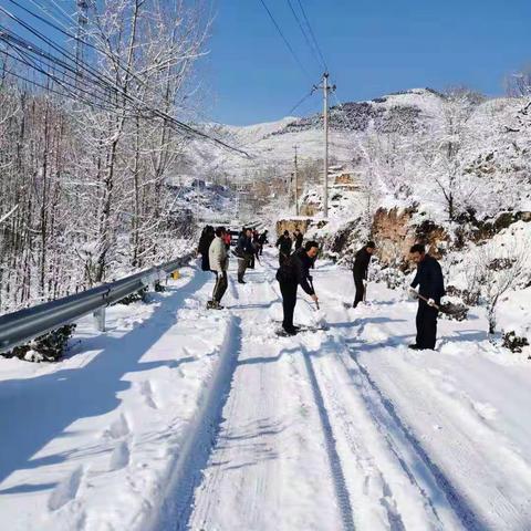 彩石街道各村党员群众义务扫雪除冰