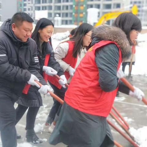 瑞雪纷飞至    校园扫雪忙