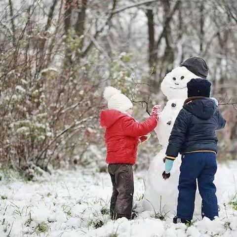 雪地中的小雪人