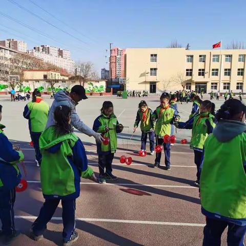 临钢小学教育集团三校区五6班校本课程展示————小小空竹抖起来