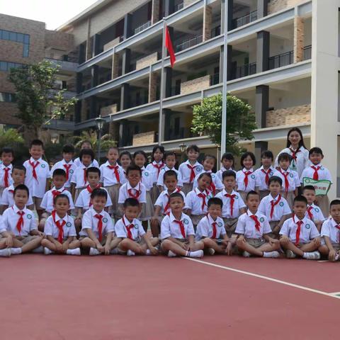 陪你走过春秋与冬夏——一年级（4）班童年纪念手册