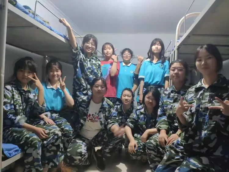 宿舍一隅快乐游戏刻苦训练之中开营仪式✨✨✨国防教育蓝田基地