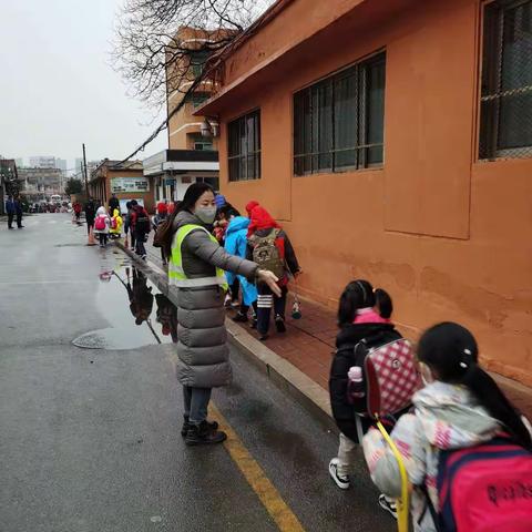 风雨执勤路，坚守爱心岗 幸福街小学二（五）中队