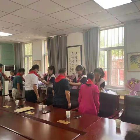 民盟长清基层委员会到张夏纸坊小学调研农村小学现状并向教师赠送教师节祝福