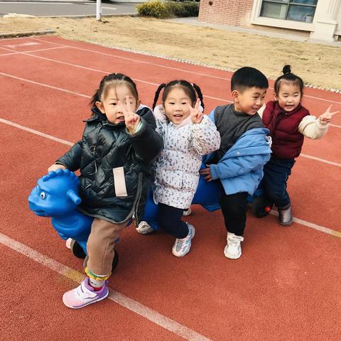 “抵御寒冷、快乐游戏”——伟才幼儿园小一班冬季户外游戏