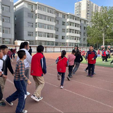 春和景明，运动时刻-育才小学全校大绳比赛精彩回顾