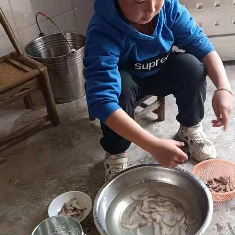 百花小学五四班涵宇组五一劳动节美篇