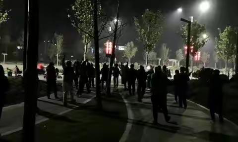 天冷了，大妈的广场舞依然温度不减