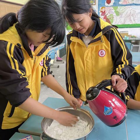 包汤圆，吃汤圆，变圆圆——记雨天里的劳动课