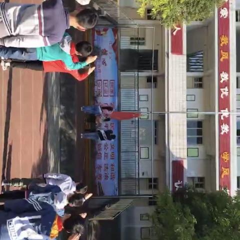 春天里，阳光下，别样的升旗，同样的期待。