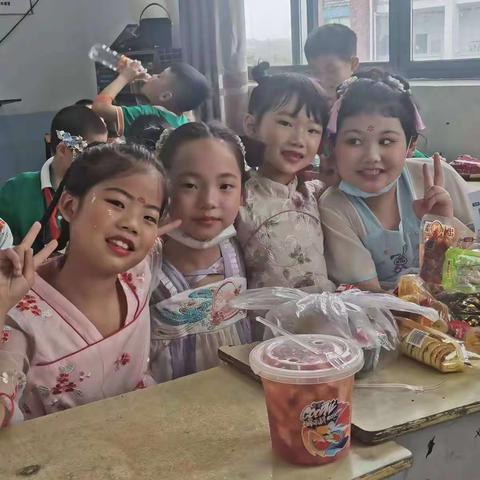 六一儿童节       二年级二班刘嘉怡