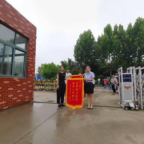 学子谢师恩  馨香满校园