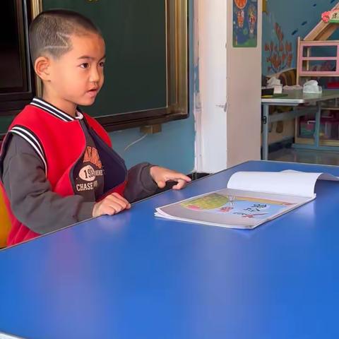 中班幼儿读绘本