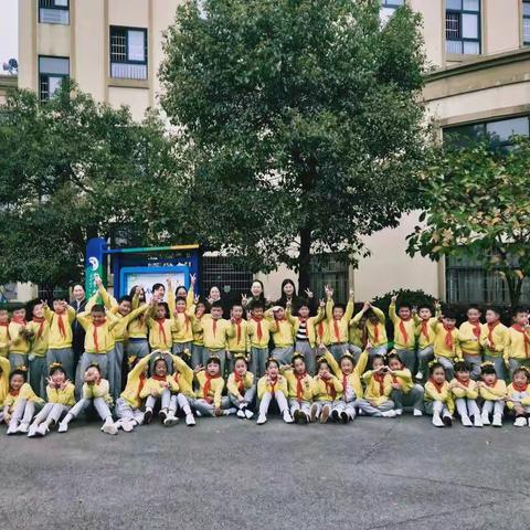 我们是祖国的花朵，阳光下尽情唱着歌---记录三年级2班运动会队列比赛精彩瞬间