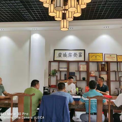 中共江西商会琼海分会支部召开民主生活会相互学习和对三位同志申请入党的表决和意见。