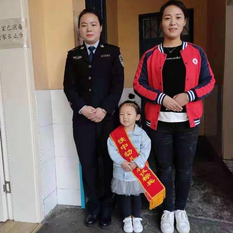 小二班 家园携手.共同成长《警察妈妈说安全》