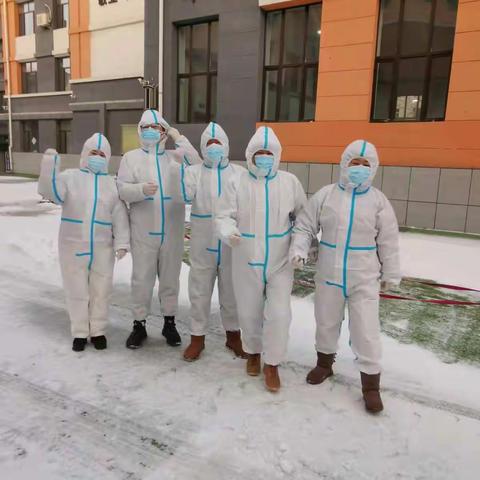 安达志愿者风雪战疫情