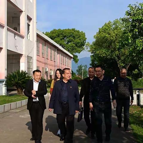 安义县教体局党工委书记黄峰莅临石鼻中学推门听课、实地调研
