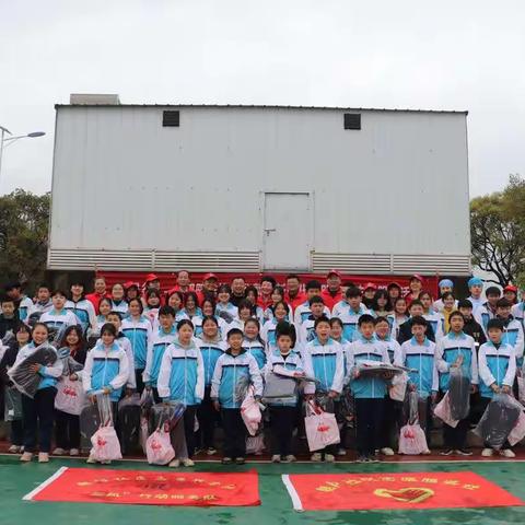 “三风行——朝阳志协扶贫帮困”助学活动在石鼻中学顺利开展
