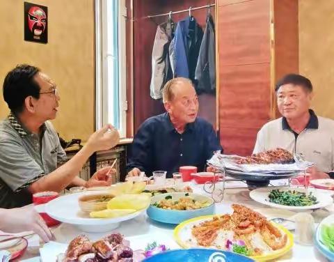 战友相逢格外亲