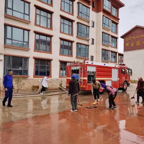 消防大队来助力，校园整洁更美丽
