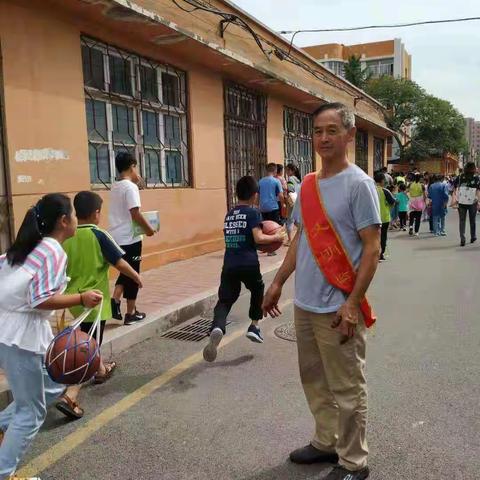 共筑安全风景线—幸福街小学四（2）中队家长执勤日