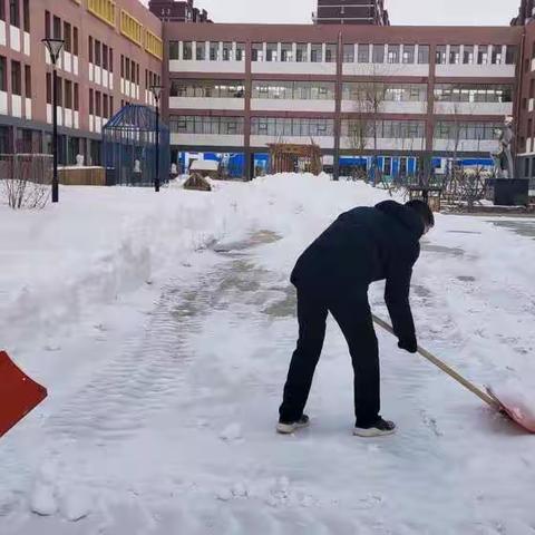 【铁一小教师，周末除雪保安全】