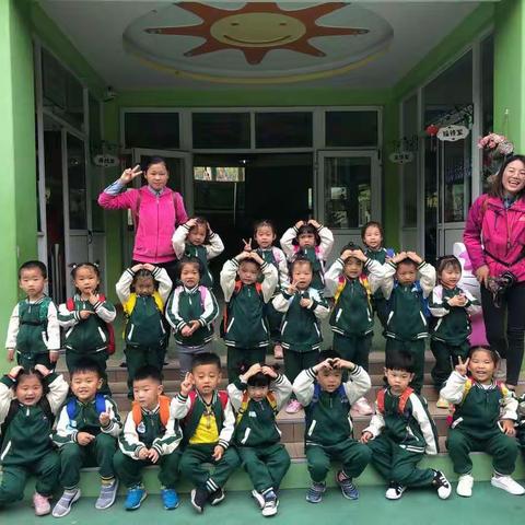 一起牵手，快乐出发（小二班秋游记）