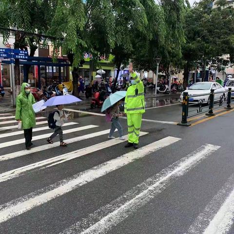 马岭交警排查隐患加强疏导 雨天执勤保安全