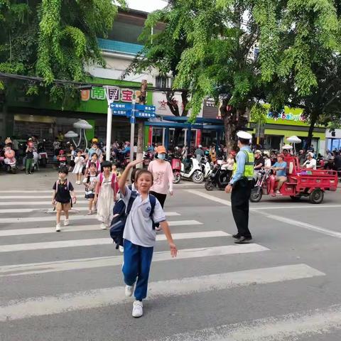 交警马岭中队集中整治 校园周边违法行为