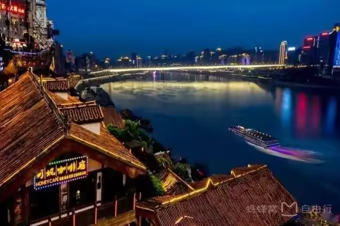 重庆，以江城著称，又以"山城"扬名。除了"山城"、"雾都"外，它还有一个别称"小香港"。今天我来到了