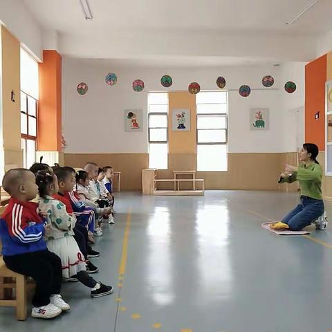 【五星幼儿园】幼幼一班生活操作-擦玻璃