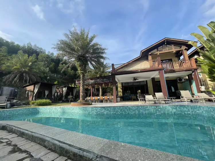 清远佛冈~巴厘岛4房5床超大花园大泳池温泉度假别墅