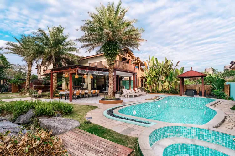 清远佛冈~巴厘岛4房5床超大花园大泳池温泉度假别墅