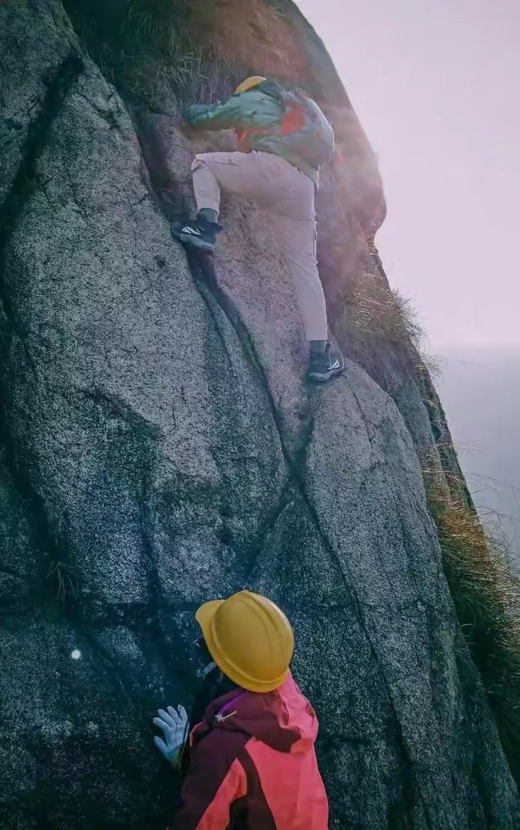 想爬上去,但已不可能了。