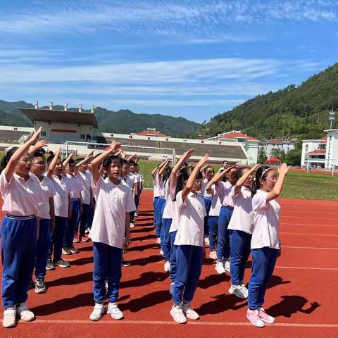 以军人之姿，展少年风采！——实小四（5）向阳中队军事研学掠影。