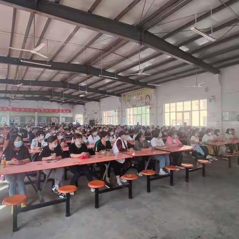 加强家校沟通，关注学生发展——大隗一初中举办九年级家长会