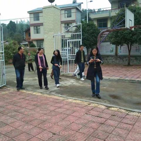 情系教育送温暖           扶贫助学献爱心