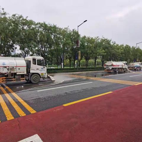 【沣东城市管理中心】雨后迅速行动，冲洗降尘保障畅通