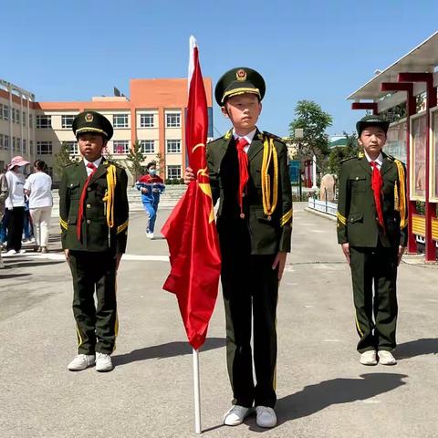 特克斯县第六小学“小小石榴籽，喜迎二十大”争做新时代好队员入队仪式