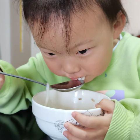 “节约粮食、文明就餐”———小三班文明风尚行动