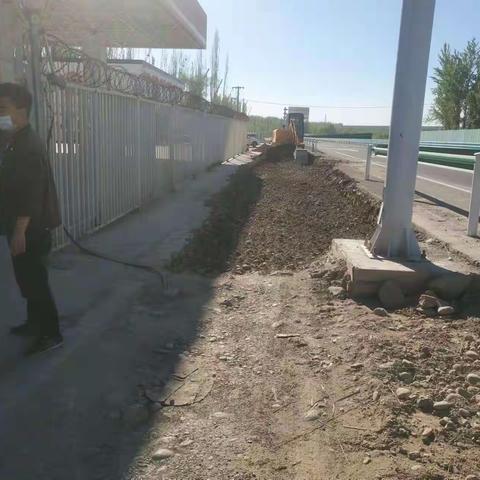 伊犁销售公司阿尕尔森加油站修缮道路解难题，赢得客户称赞