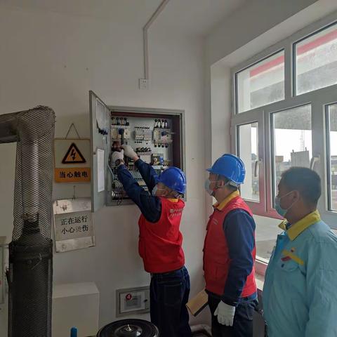 巩留片区三岔口加油站联合供电部门开展供电设备隐患排查，全力保障春耕生产